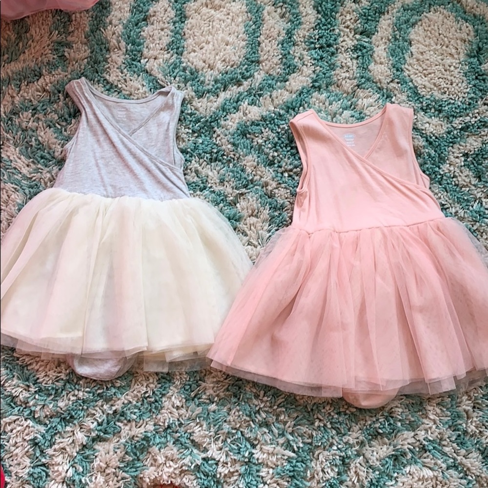 Twin girls matching tulle skirt dresses
